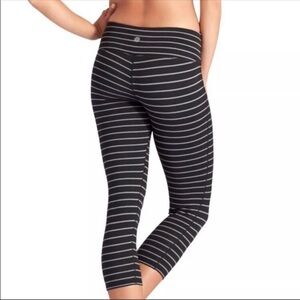 Athleta Chaturanga Black Grey Striped Capri Legging sz XS